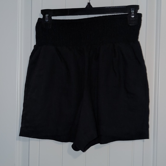 Crown & Ivy Black Smocked-Waist Women’s Shorts - Picture 2 of 5